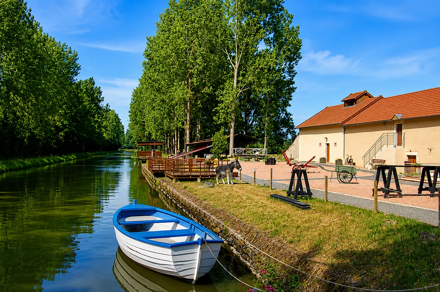 Une barque amarrée sur le canal du Berry, à quatre kilomètres du gîte Lau’Livier