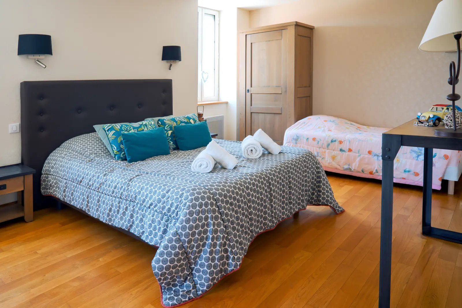Une chambre du gîte Lau’Livier avec lit double et lit d’appoint pour enfant