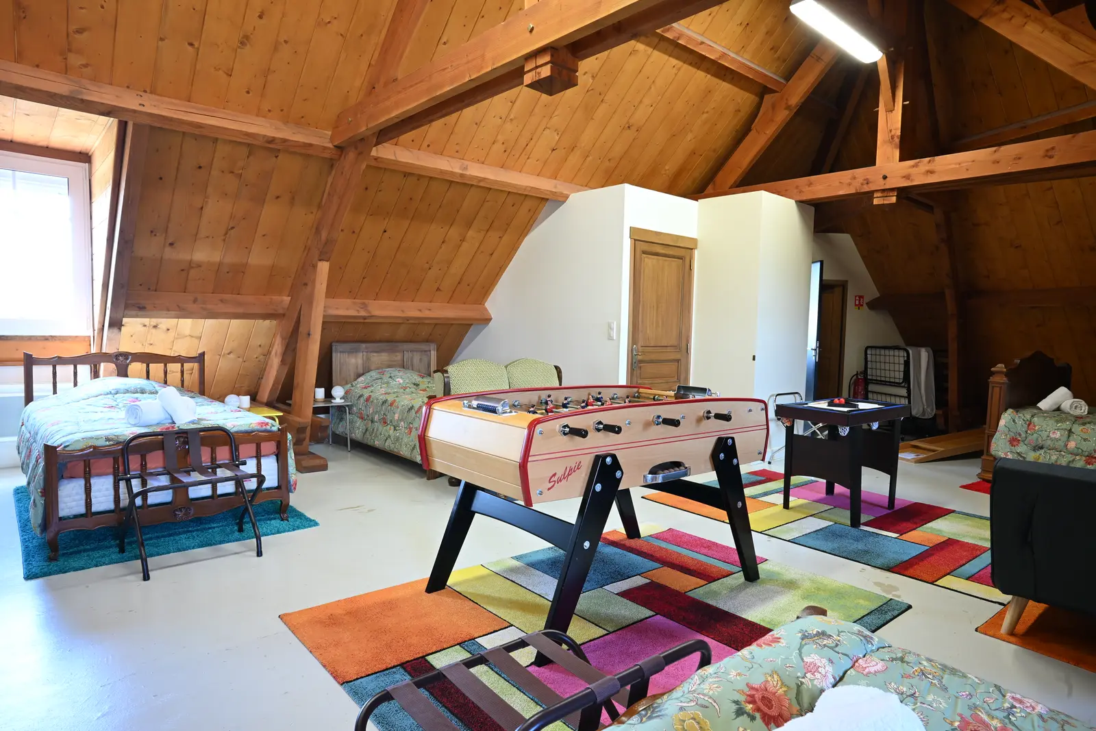 Chambre Zig-Zag du gîte Lau’Livier, le dortoir sous les combles avec ses lits et son espace jeux