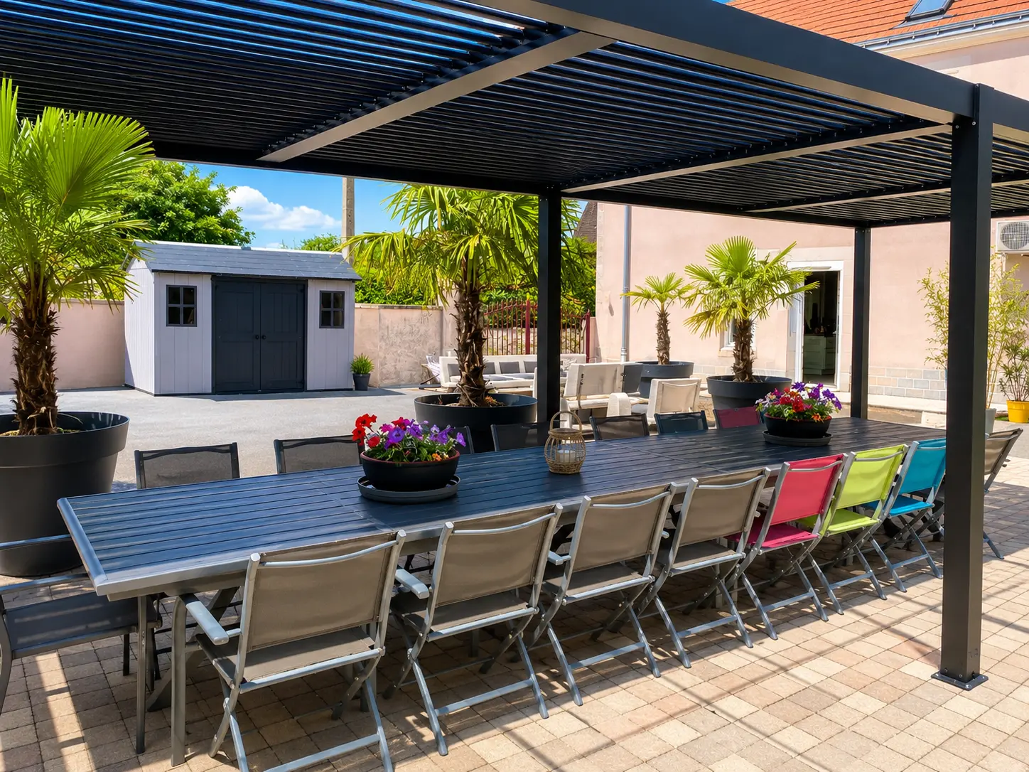 La pergola du gîte Lau’Livier et sa grande table dressée pour les repas dehors