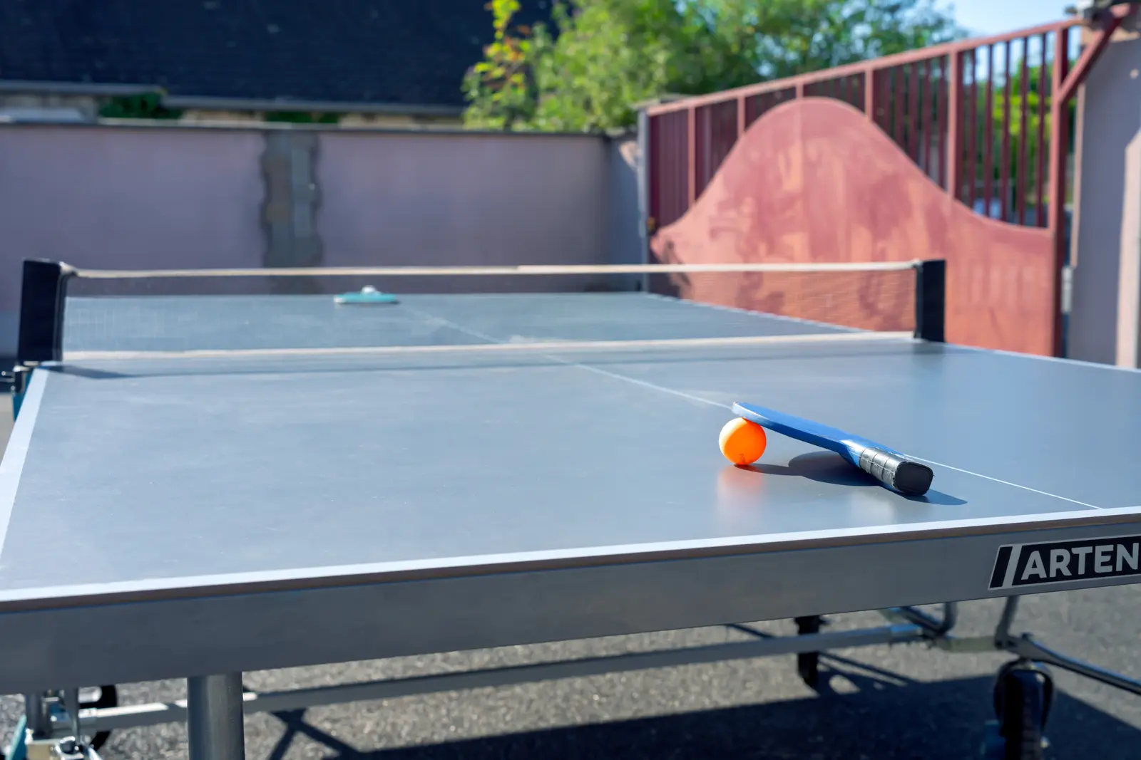 La table de ping-pong installée dans la cour du gîte Lau’Livier