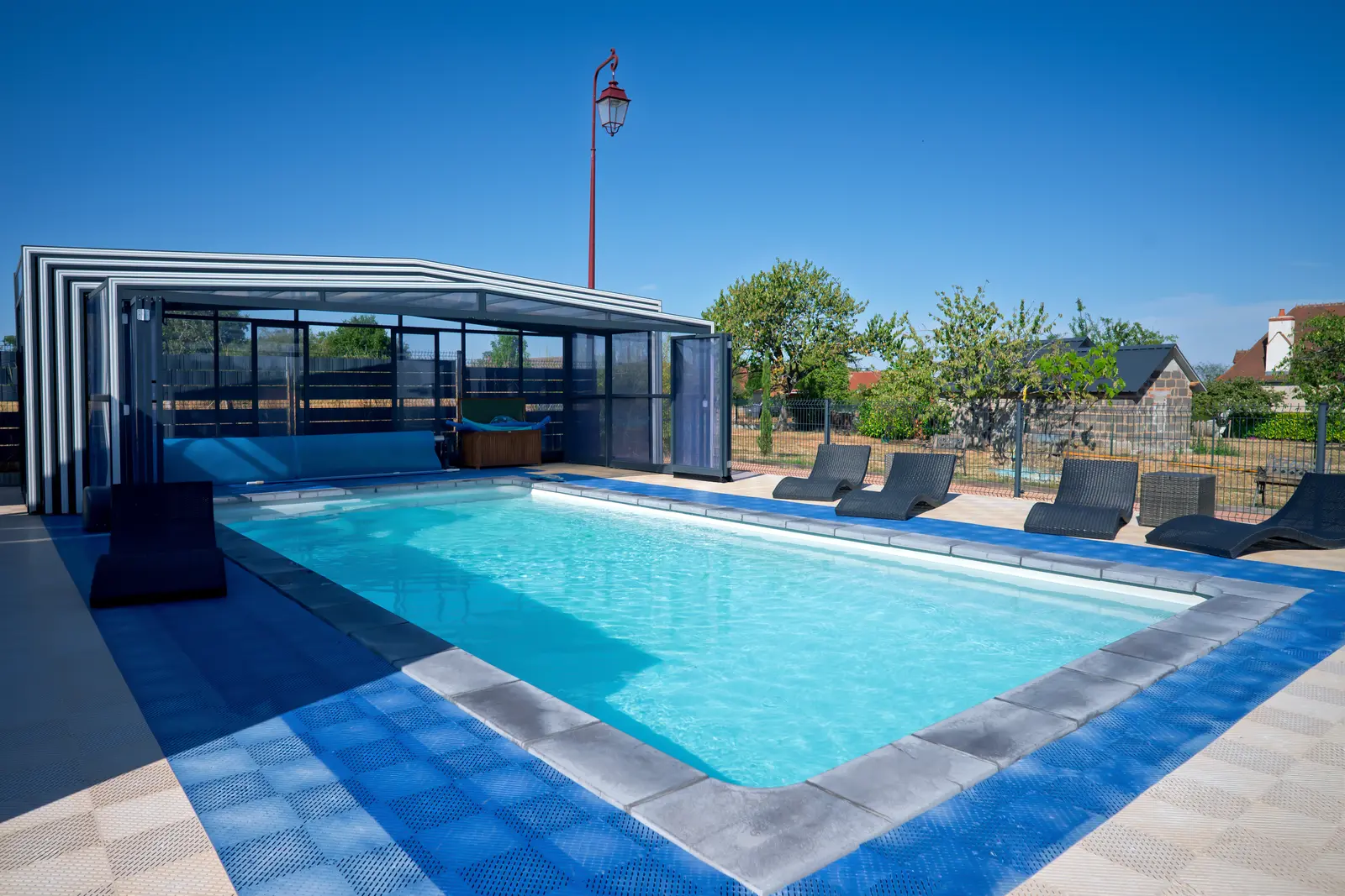 La piscine chauffée du gîte Lau’Livier, abri ouvert et bains de soleil