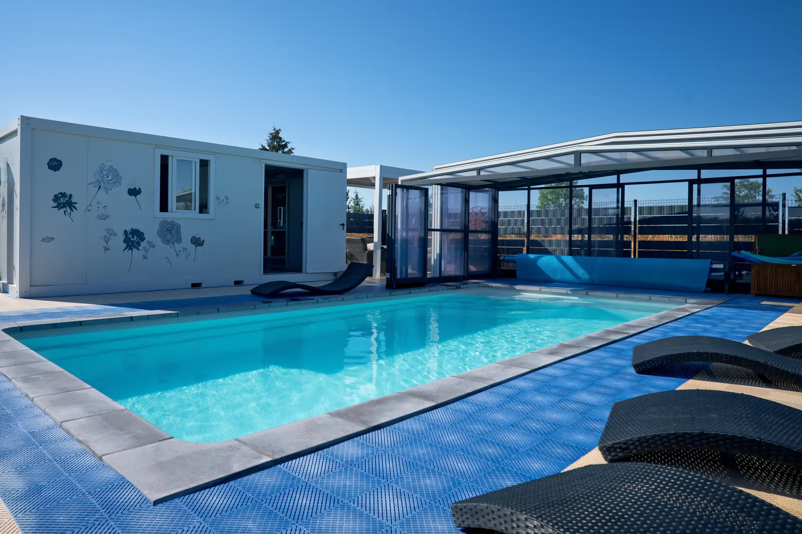 La piscine du gîte Lau’Livier, son abri vitré et le bungalow au bord du bassin