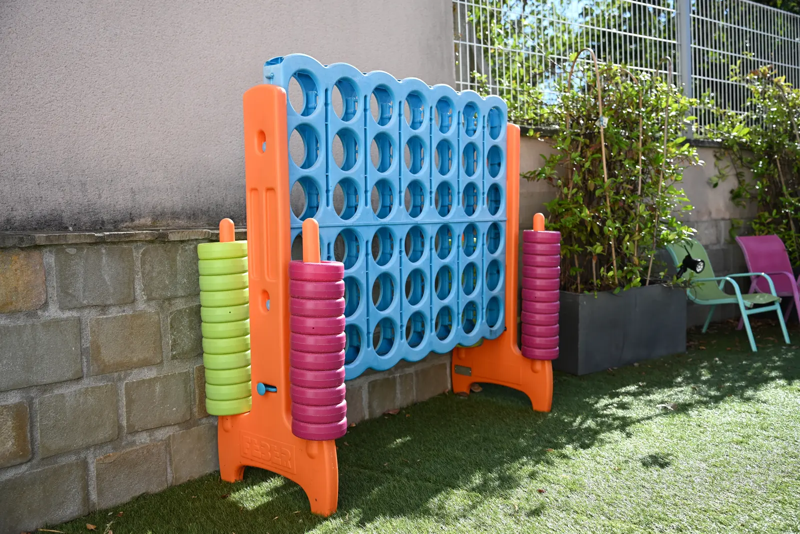 Le Puissance 4 géant installé dans le jardin du gîte Lau’Livier