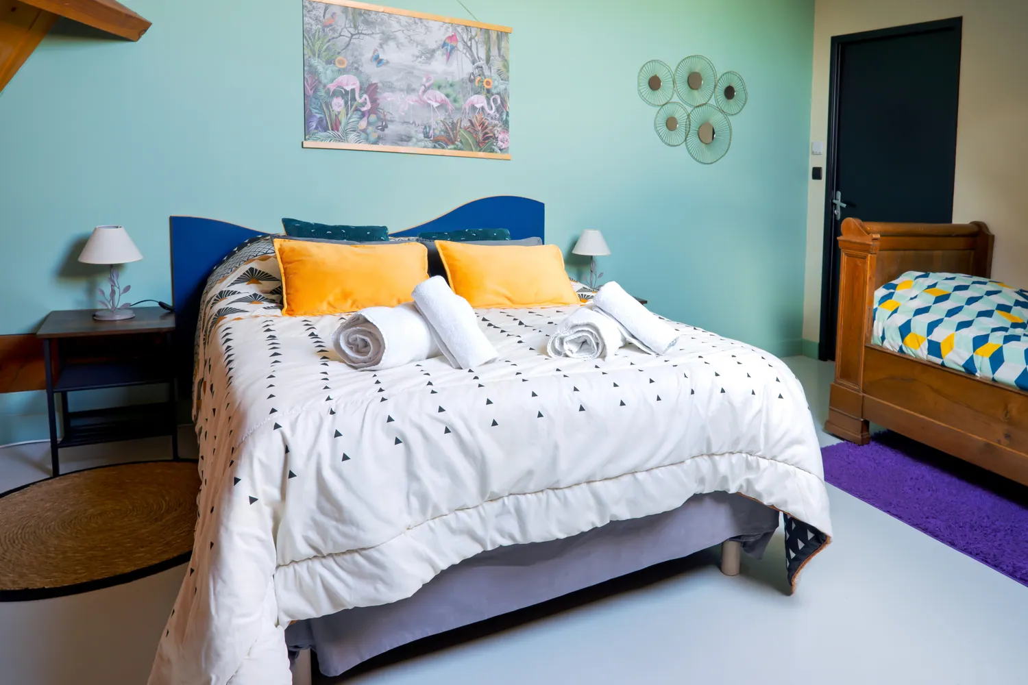 Chambre Tendresse du gîte Lau’Livier, aux tons bleu et moutarde