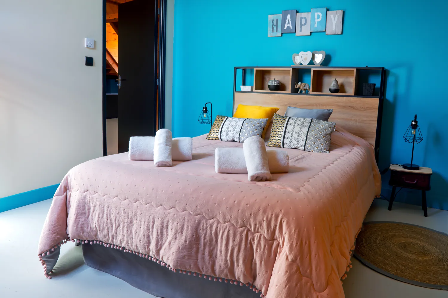 Une chambre colorée du gîte Lau’Livier, idéale en famille