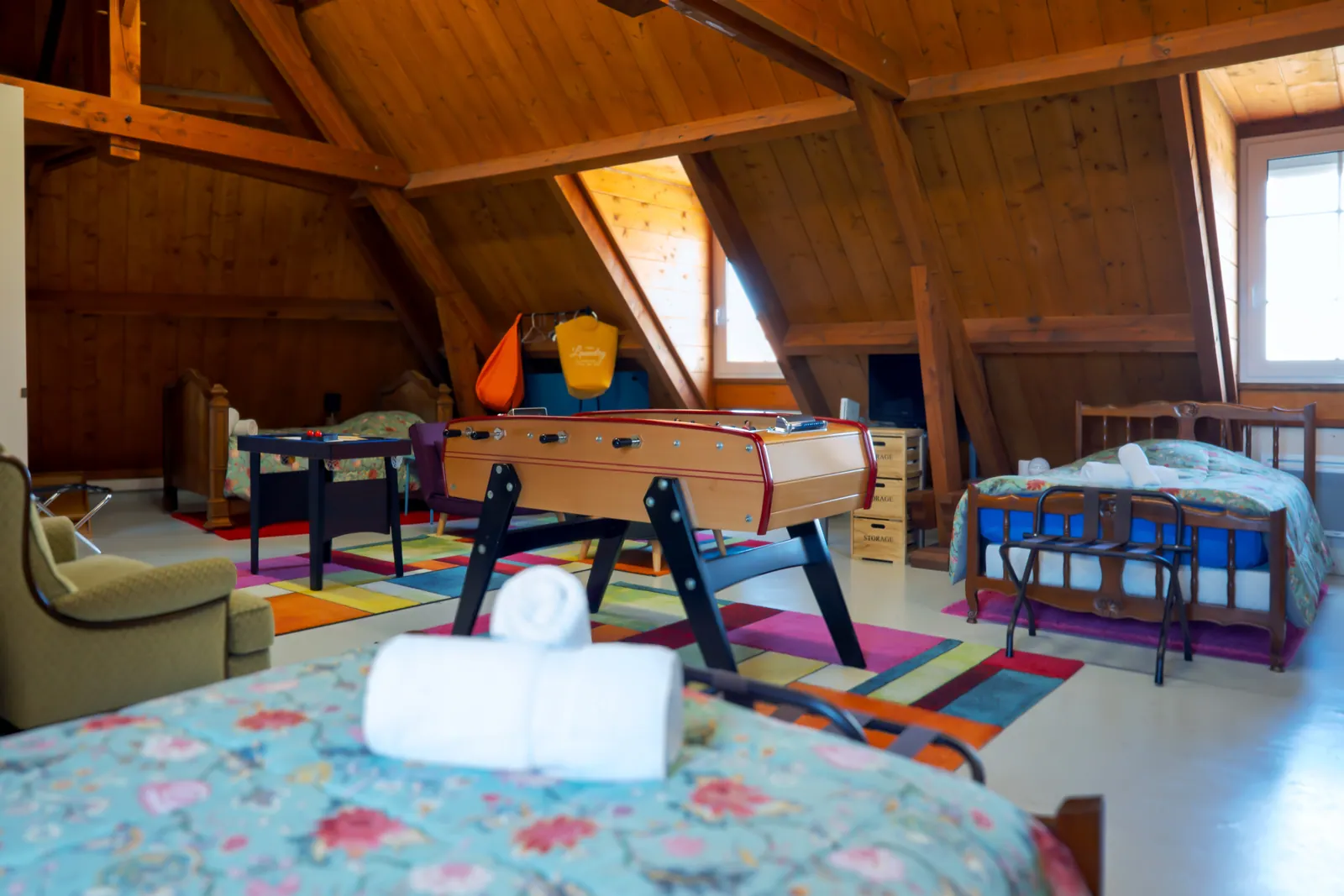 L’espace jeux sous les combles du gîte Lau’Livier, avec baby-foot