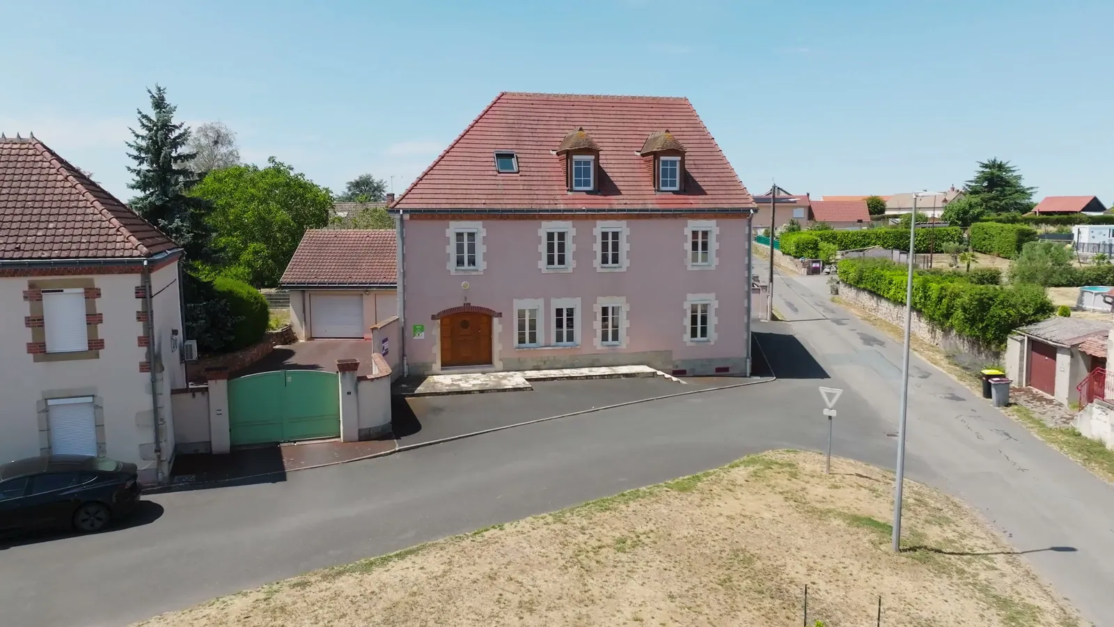 L’entrée du gîte Lau’Livier dans le village de Givarlais, dans l’Allier
