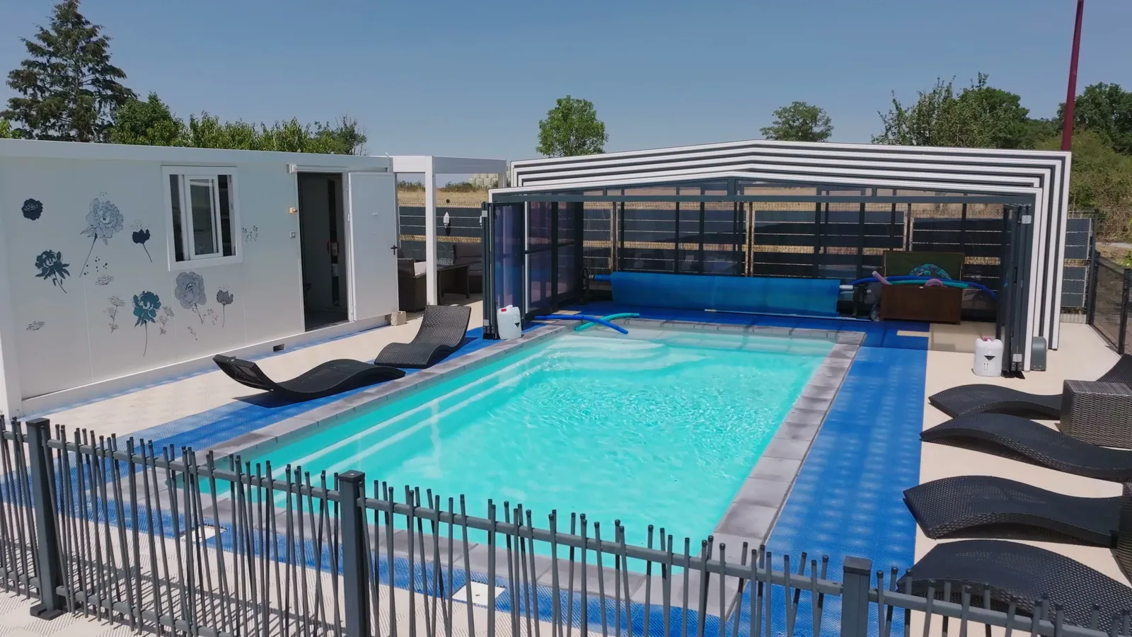 La piscine couverte du gîte Lau’Livier vue d’ensemble