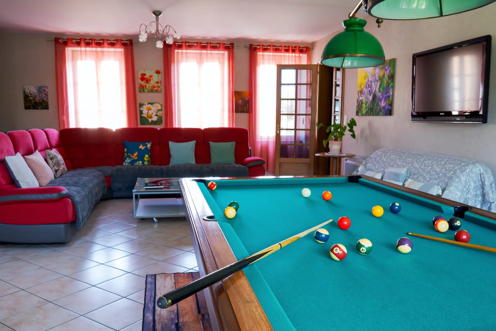 Le salon convivial du gîte Lau’Livier et son espace télévision