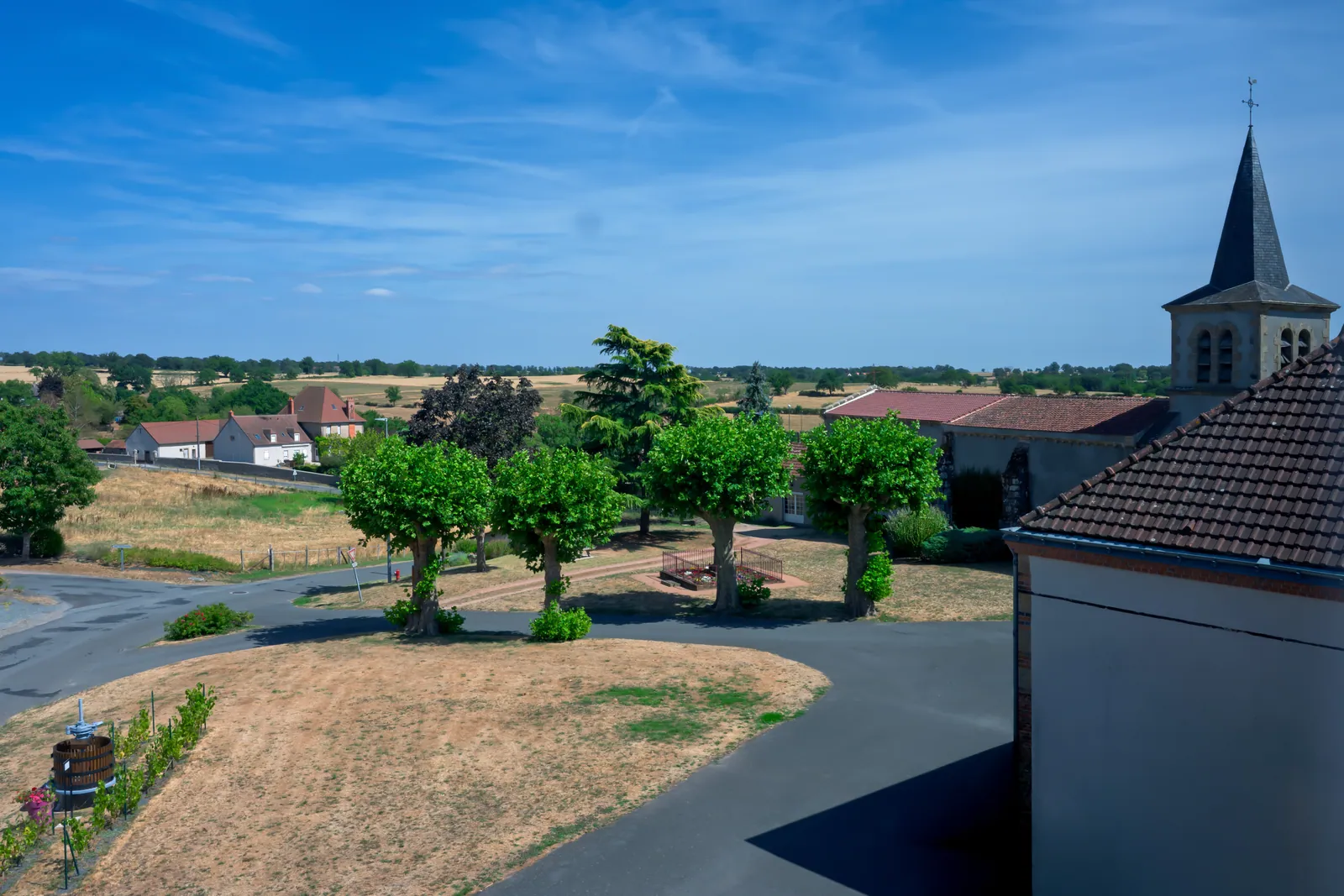 Le village de Givarlais et la campagne de l’Allier autour du gîte Lau’Livier