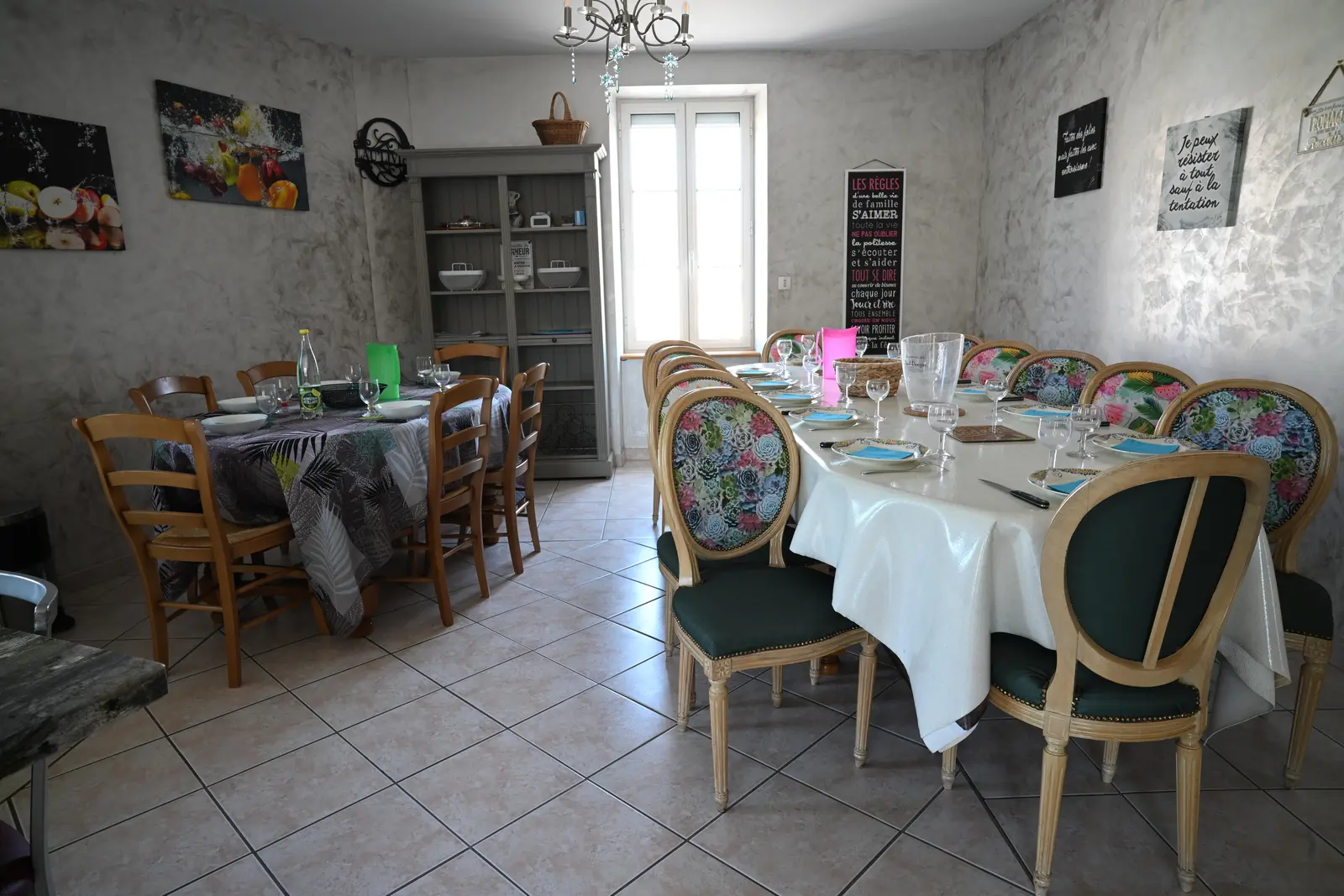 La salle à manger du gîte Lau’Livier et ses deux grandes tables dressées