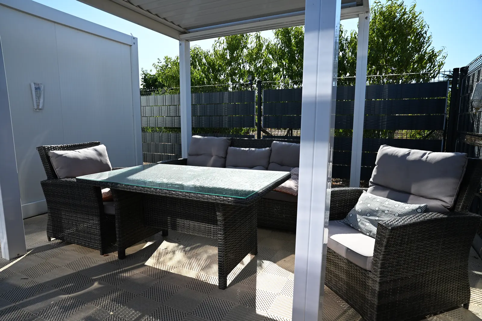 Le salon de jardin abrité du gîte Lau’Livier, à côté de la piscine