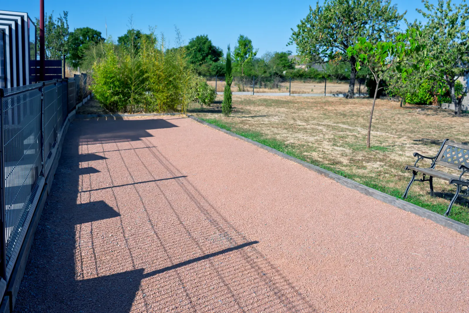 Le terrain de pétanque du gîte Lau’Livier, bordé du verger