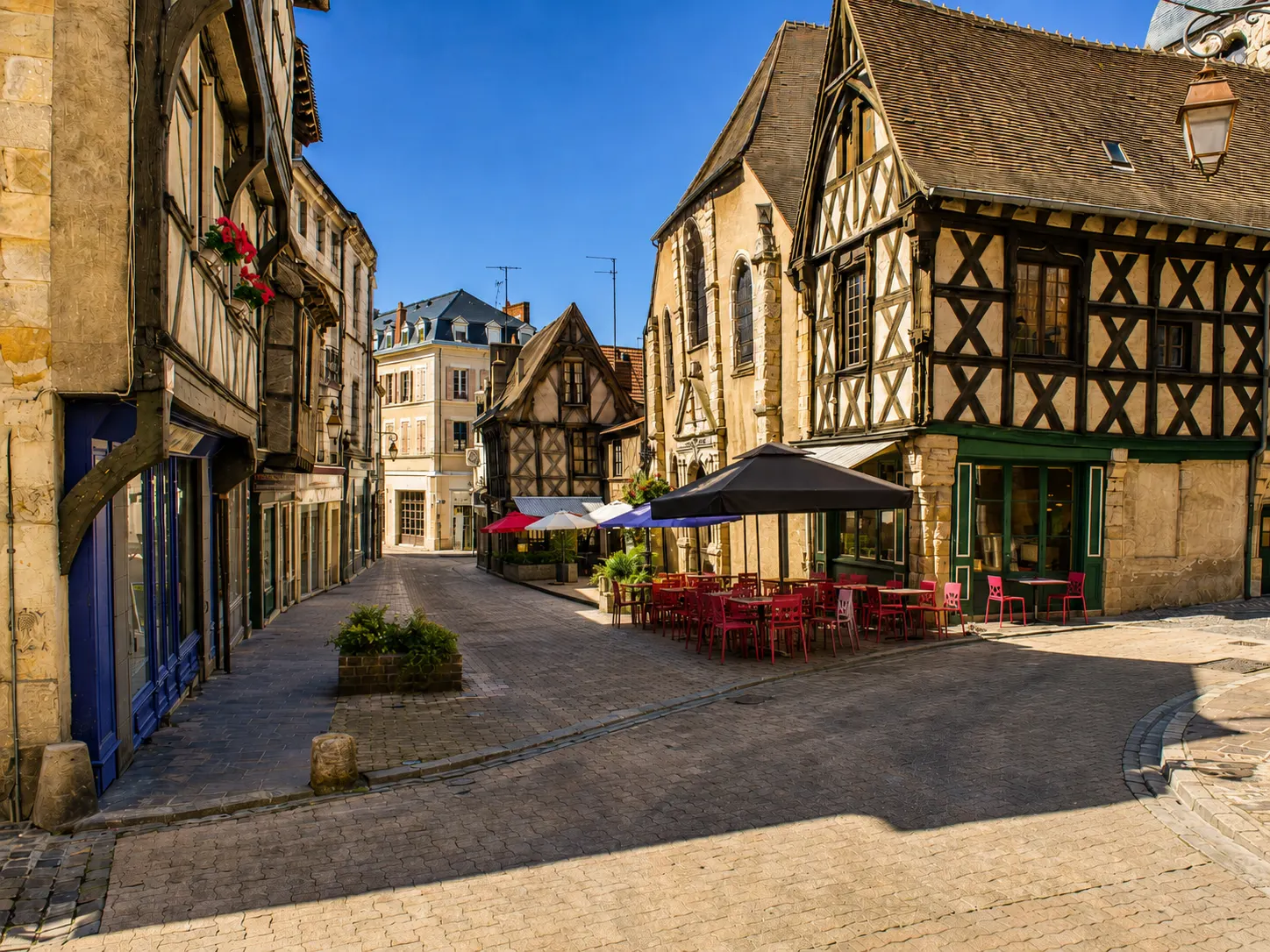 Une ruelle pavée du vieux Montluçon et ses maisons à colombages