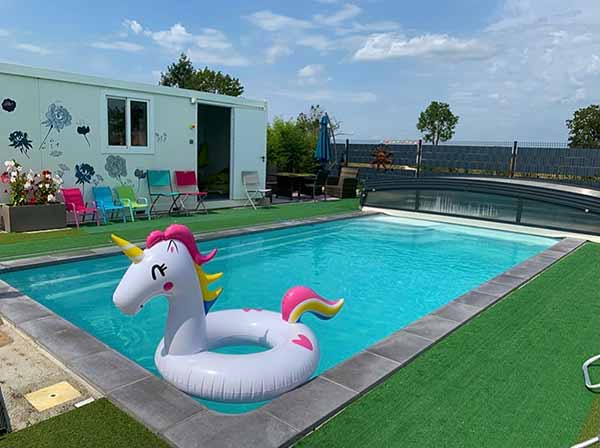Espace piscine privé en extérieur avec pool-house